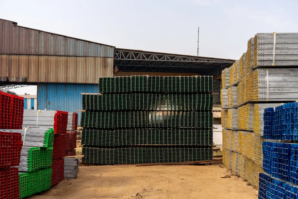 Xe tải chở vật tư